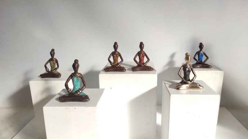 SCULTURA BRONZE YOGA "INDA" | di derme | colori diversi