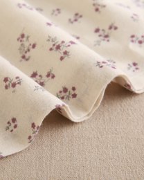 Beige pigekjole med flæser og lyserøde blonder P77-11604131