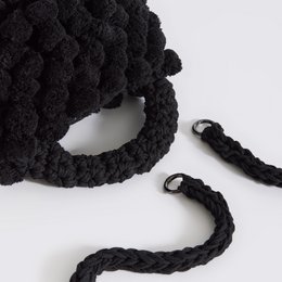 ¨Half Moon ”håndlavet pom pom håndtaske med crossbody rem sort