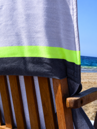 TOWEL TO GO NEON 2-in-1 strandhanddoek en tas van gerecycled katoen 180x100 cm | Sneldrogend | Grijs / Zwart | met geschenkdoos
