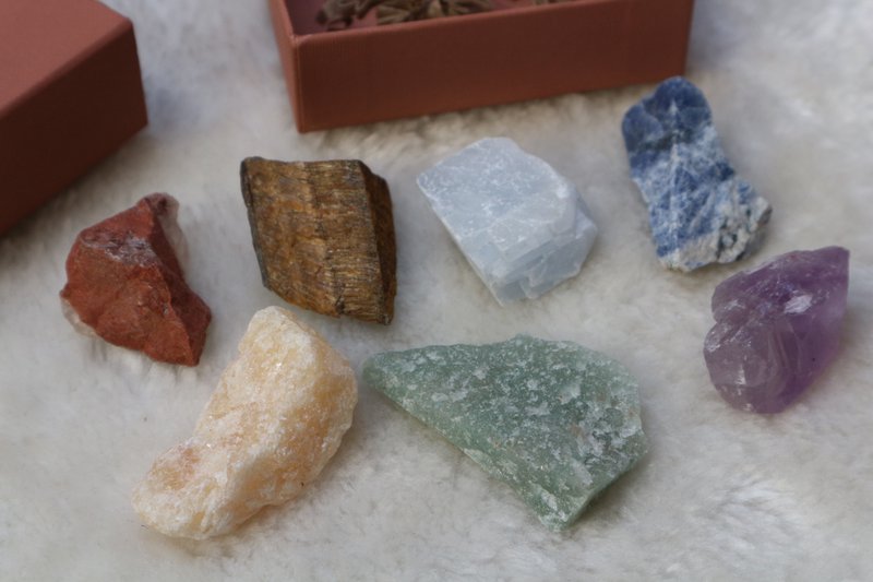 Chakra incastonato con pietre grezze