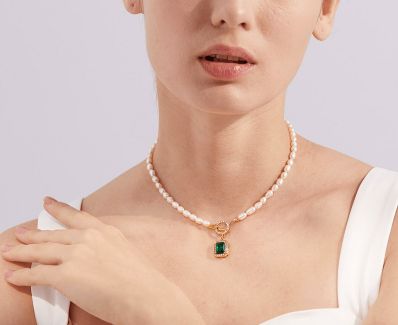 Jelena - Choker-Halskette mit quadratischem Anhänger und Saatperlen