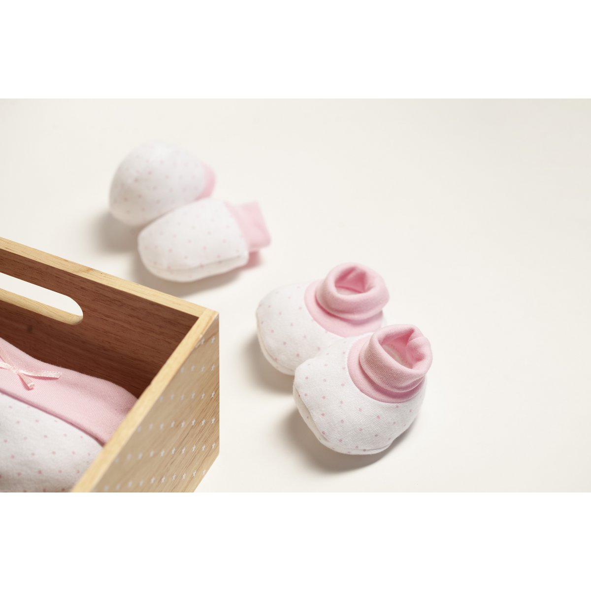 SET 4 STUKS (MUTS+HANDSCHOENEN+SLABBER+SOKKEN) VOOR NIEUWBORGEN (0-6 MAANDEN) - 100% KATOEN - MOD. ROZE
