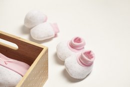 SET 4 STUKS (MUTS+HANDSCHOENEN+SLABBER+SOKKEN) VOOR NIEUWBORGEN (0-6 MAANDEN) - 100% KATOEN - MOD. ROZE