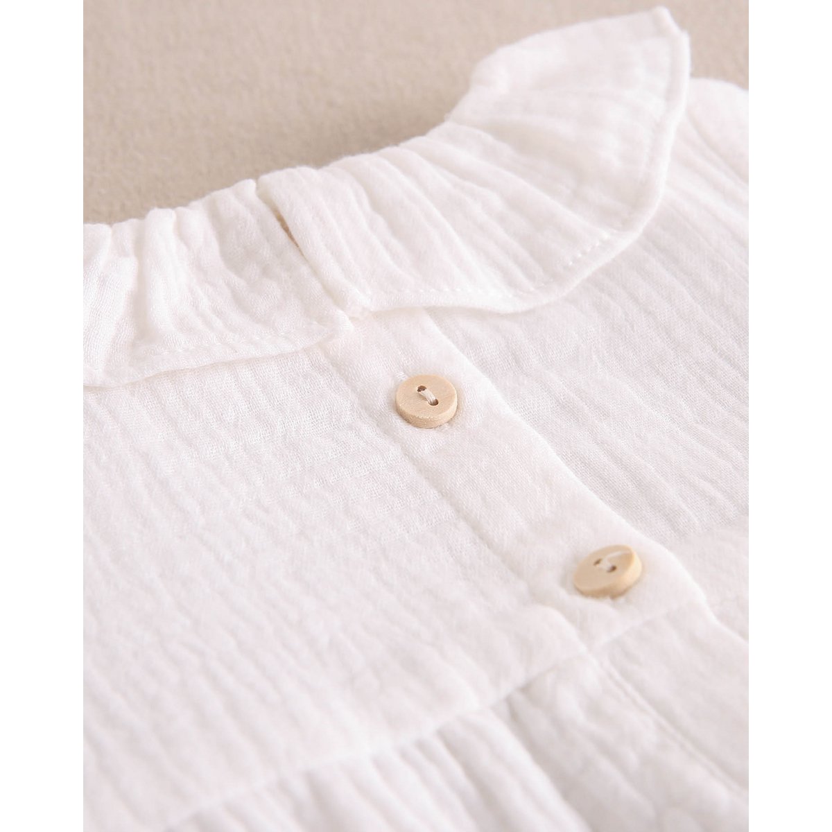 Weißer Chiffon-Baby-Strampler der weißen Baby Jungen mit Rüschenkragen M92-21510134