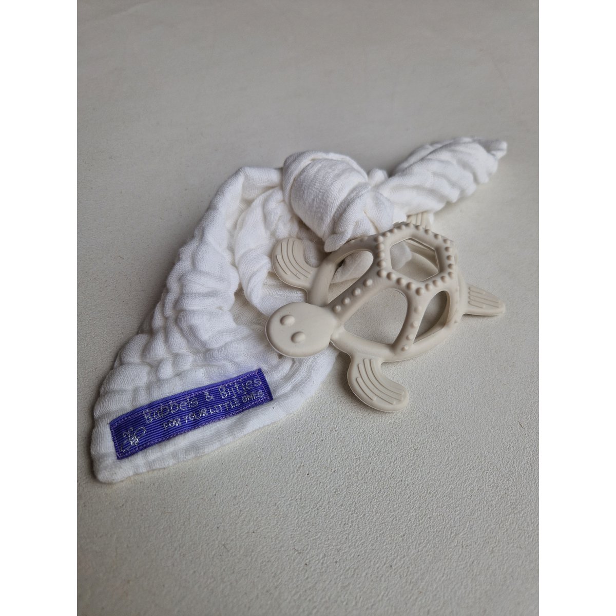 Anneau de dentition tortue blanc avec tissu blanc
