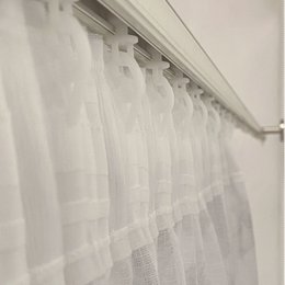 Rideau translucide, rideau imprimé numériquement en ruban multifonction (ruban fronceur ou serre-câble), allie motif floral et couleurs grises. Rideaux pour salon, chambre et cuisine.