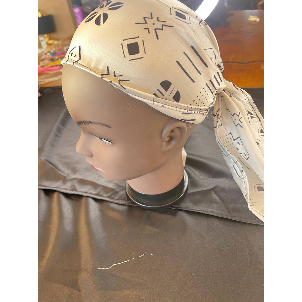 Satynowa czapka śpiąca Mama Theresa na afro -locken - Polka Dot Bogolan Print