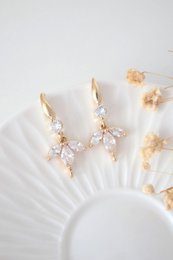 "Fleur" | Boucles d'oreilles à crochet avec pétales de fleurs en zircone cubique 24 carats