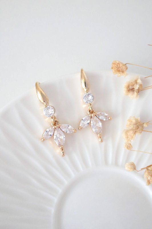 "Fiorire" | Orecchini a gancio con petali di fiori in CZ 24K