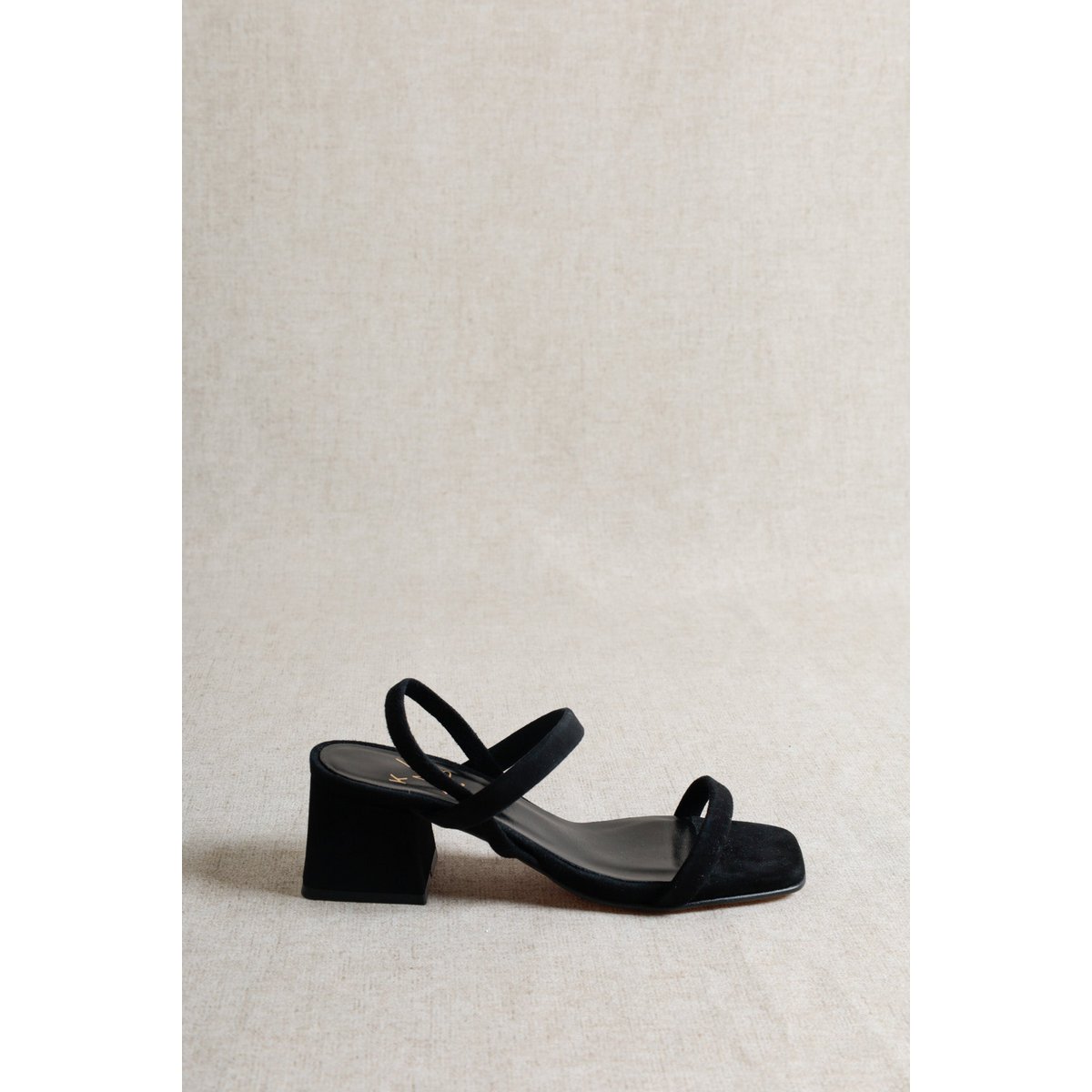 POPPY BLACK – Suède sandalen met blokhak