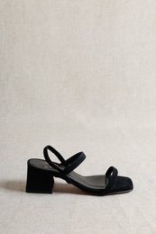 POPPY BLACK – Suède sandalen met blokhak