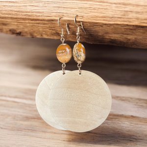 Minimalistische oorbellen: natuurlijke houten schijven, parelmoer en jaspiskralen – roestvrij staal – boho-etnostijl