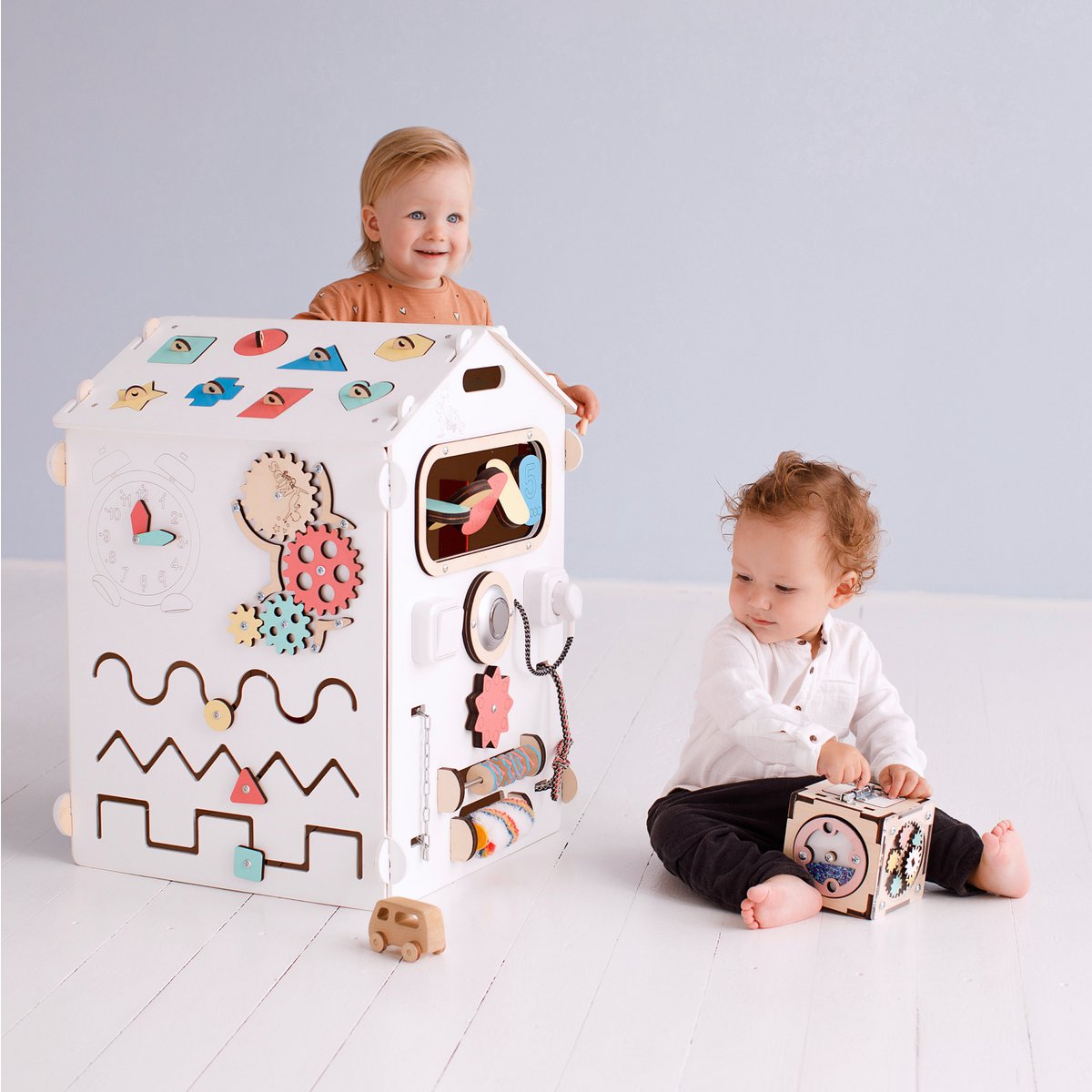 Set - BusyBoard huisje wit en creatieve kubus