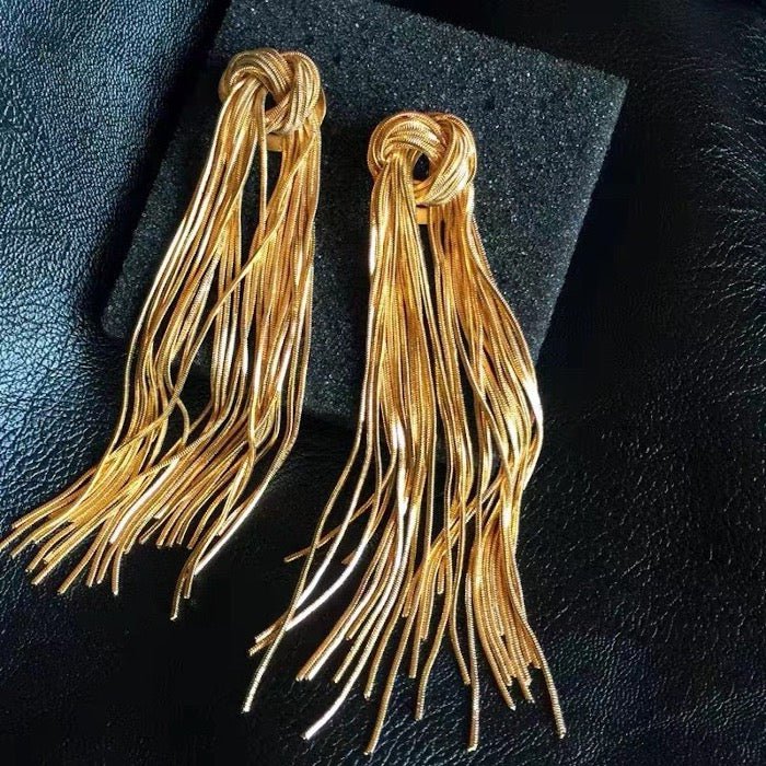 Pendientes largos con borlas y nudos vintage modernos