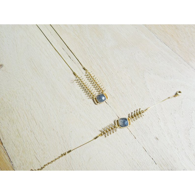 Quadratische marmorierte graue Steinkette und feine goldvergoldete Ohrkette