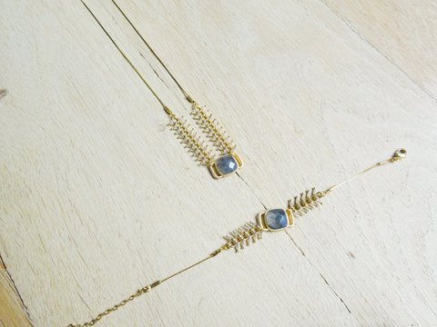 Quadratische marmorierte graue Steinkette und feine goldvergoldete Ohrkette