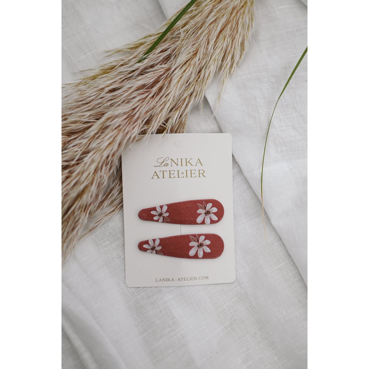 Terracottabruine haarclips met bloemen voor meisjes en dames