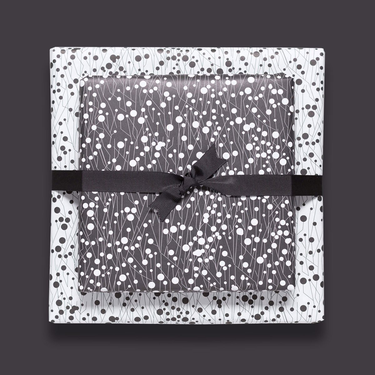 Papel de envoltura blanca negra floral, empaquetado perfectamente para regalos para hombres o como papel para boda para bodas