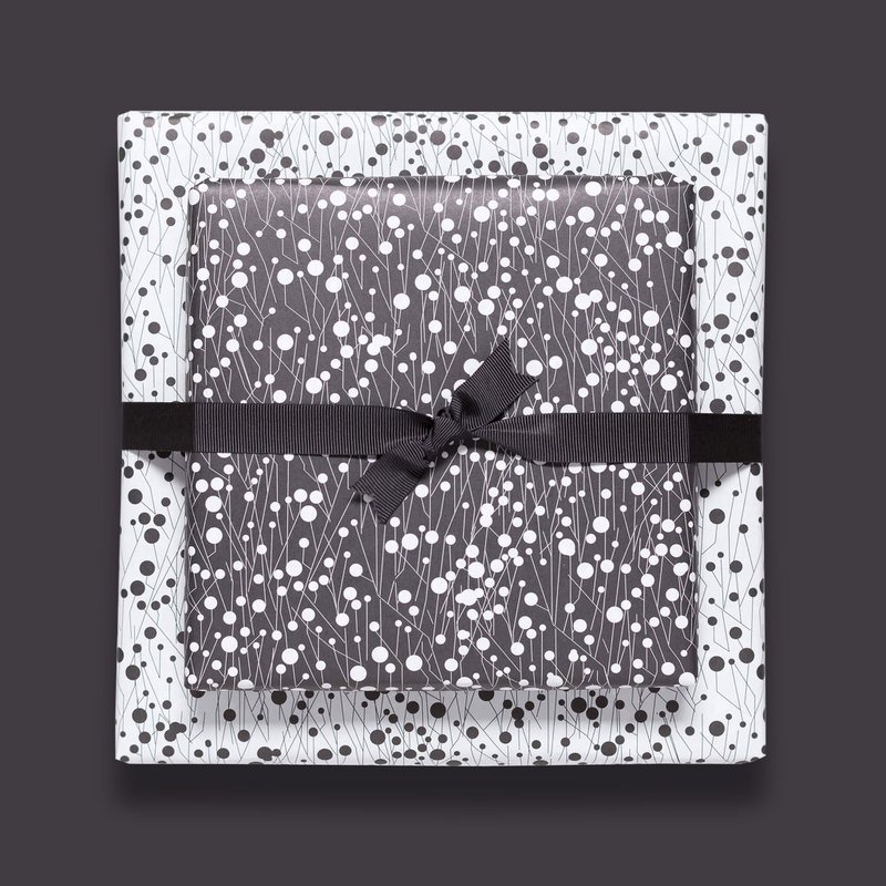 Papel de envoltura blanca negra floral, empaquetado perfectamente para regalos para hombres o como papel para boda para bodas