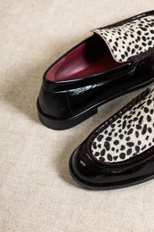 PARSON BLACK – Lakleerloafers met Dalmatische print