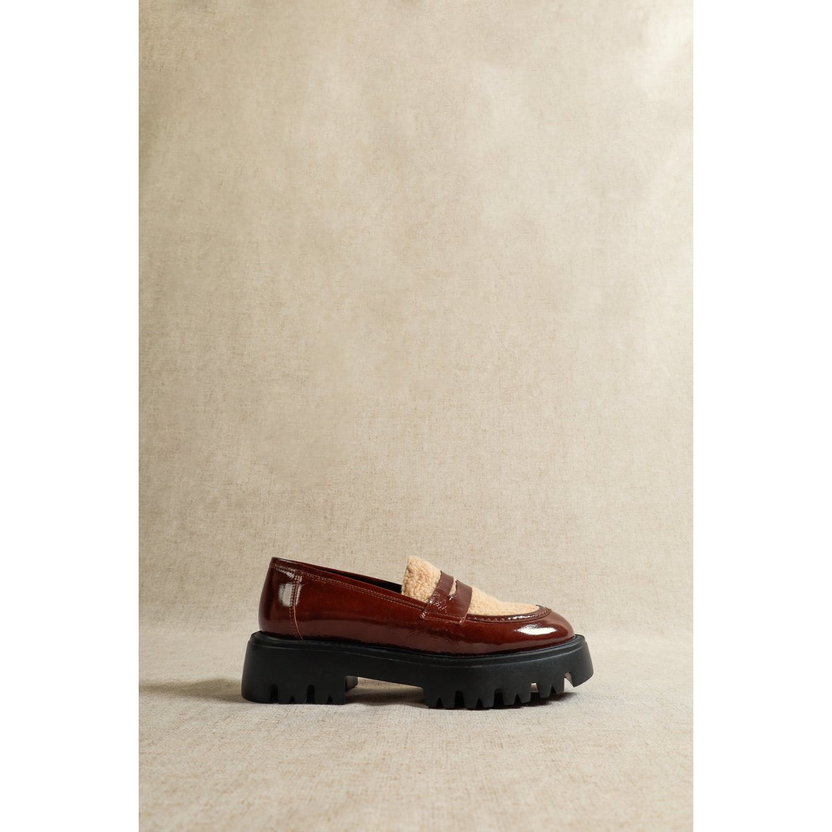 LISSY CASTAGNA BRUIN – Leren loafers met imitatiebontdetail