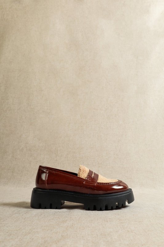 LISSY CASTAGNA BRUIN – Leren loafers met imitatiebontdetail