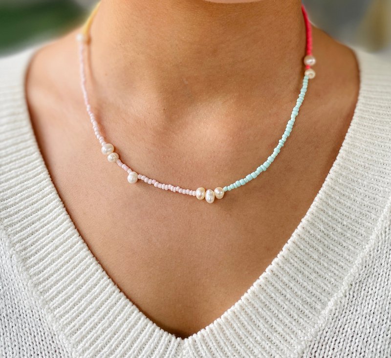 Boho stil halskæde med ferskvandsperler assorteret