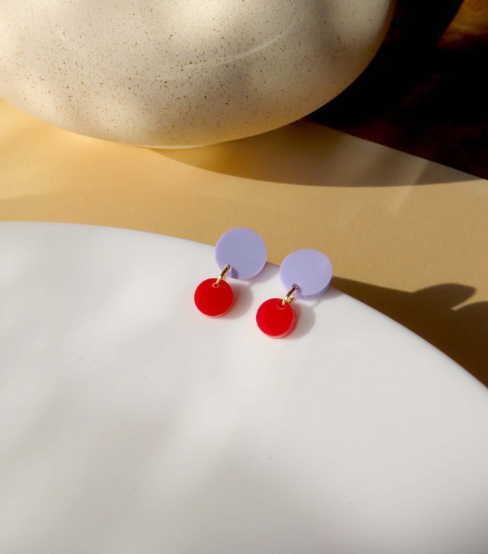Big Dotty acrylic earrings in lilac red
