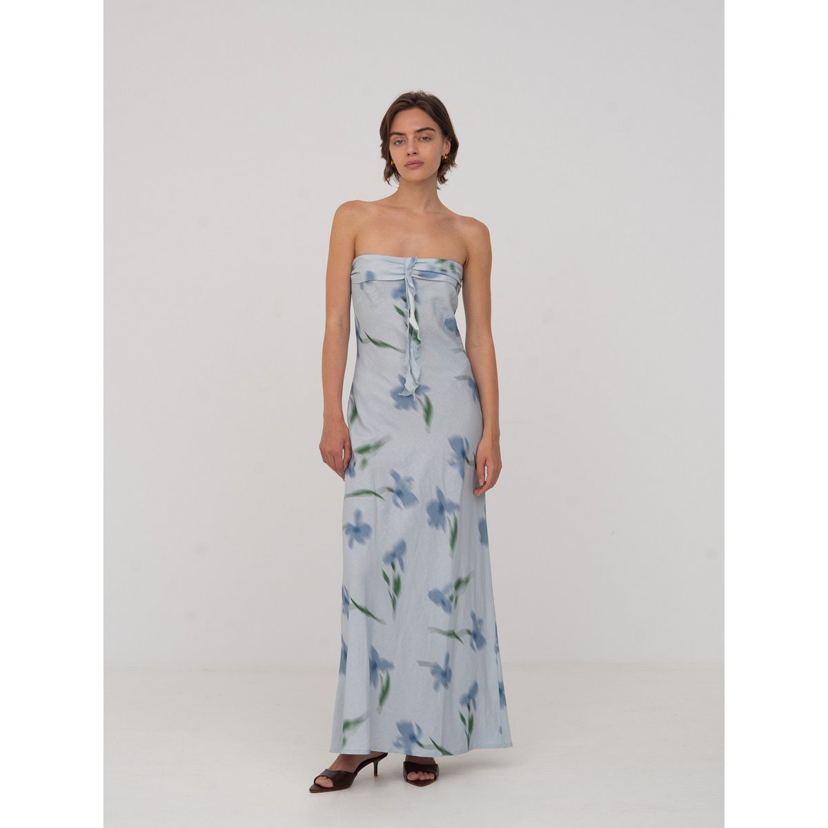 Blaues Traumkleid mit Blumenmuster