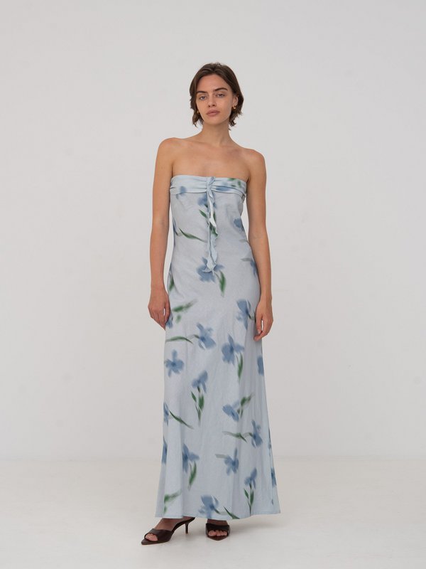 Blaues Traumkleid mit Blumenmuster