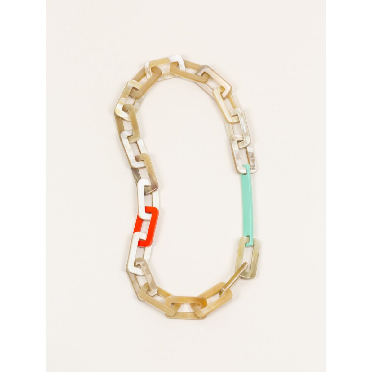 Tige rechthoekige ringen lange ketting in blonde hoorn met oranje en mintgroene lak