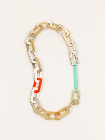 Tige rechteckige Ringe lange Halskette in blondem Horn mit orange und mintgrünem Lack