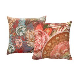 Decorative cushion with a floral pattern featuring vibrant pink, orange, and brown tones. The cushion has a velvet texture and is available in two sizes, 50x50 cm and 60x60 cm.