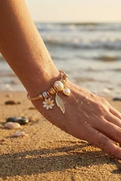 Starres Armband mit Metallanhängern