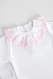 Babybroderet bodysuit med flæsekrave, korte ærmer
