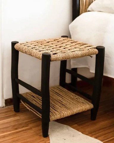 Elegante zwarte houten nachtkastje met stoel van touw