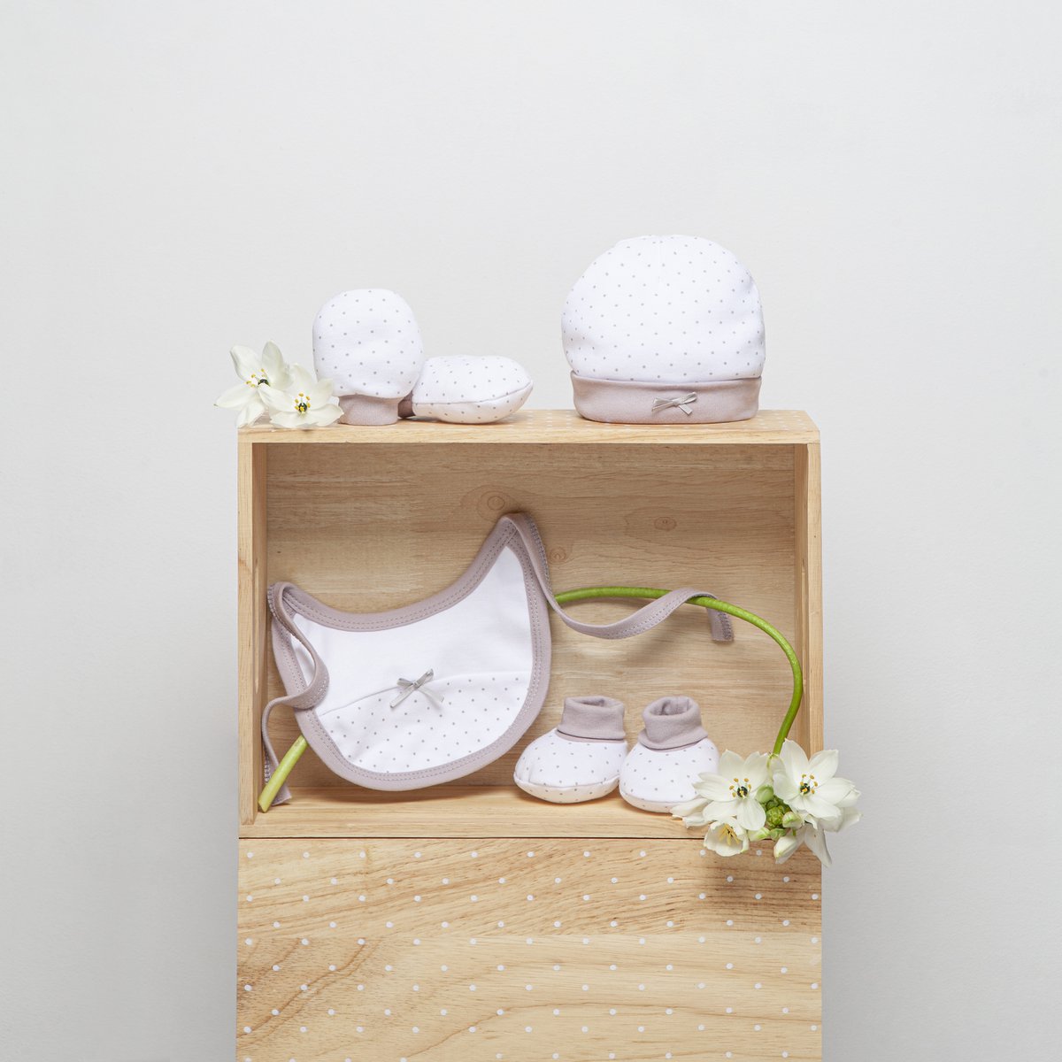 SET 4 STUKS (MUTS+HANDSCHOENEN+SLABBER+SOKKEN) VOOR NIEUWBORGEN (0-6 MAANDEN) - 100% KATOEN - MOD. BEIGE