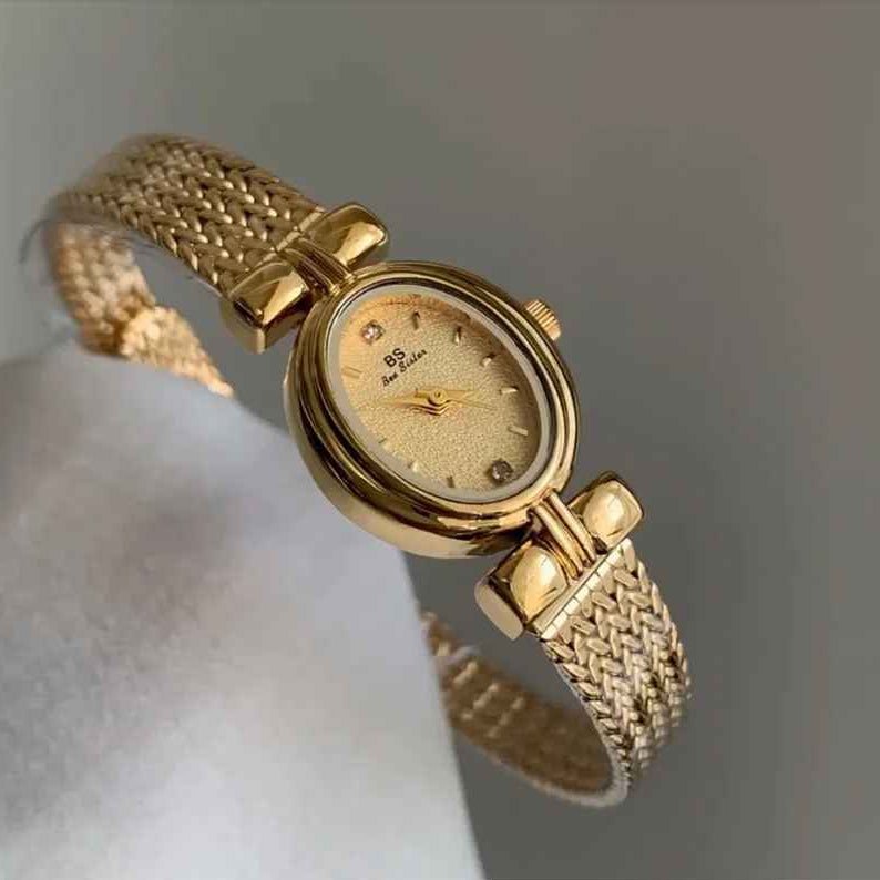 Mount - Minimalist Oval Gold Vintage Women's Watch