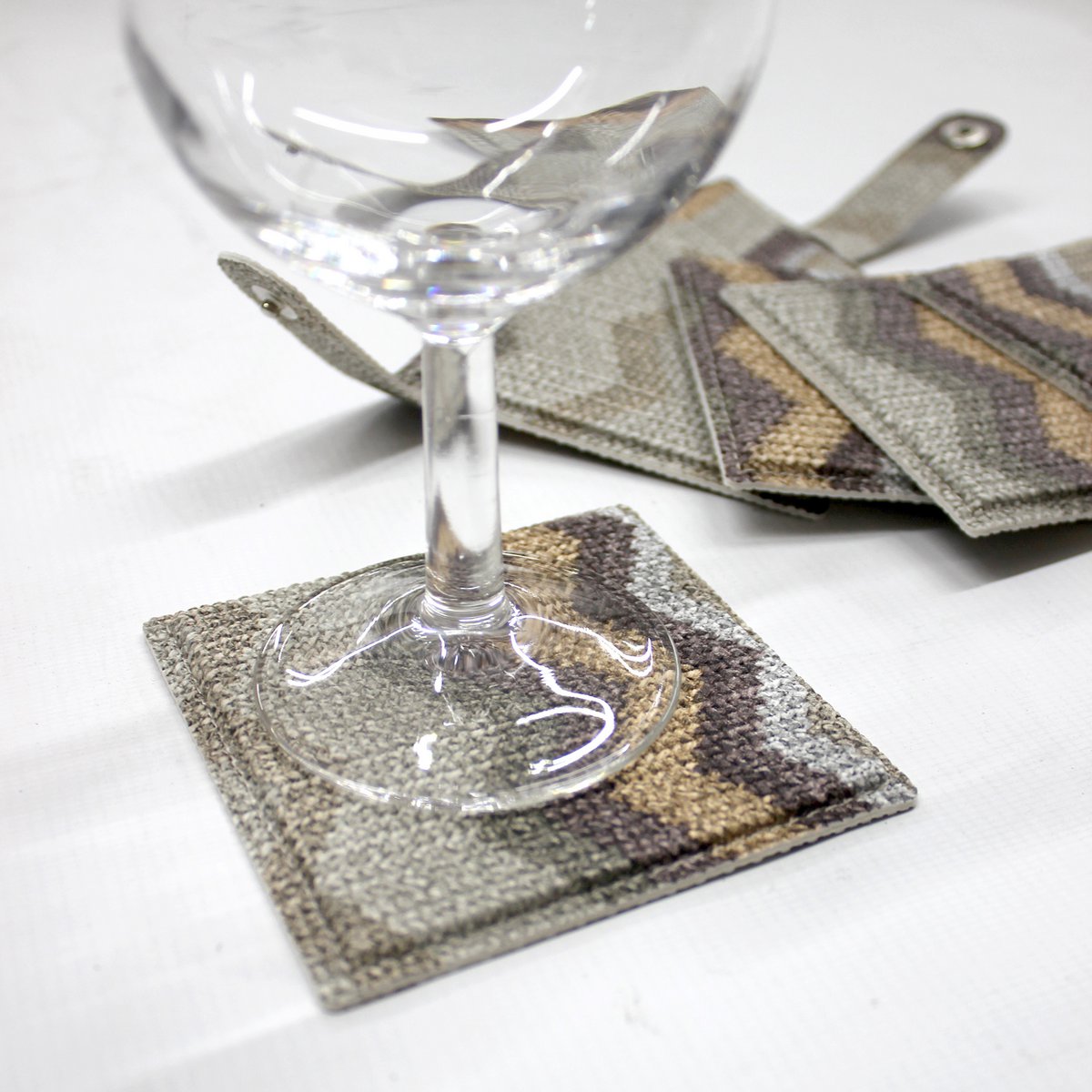 Juego de posavasos de cristal de 6 posavasos marrones con estampado en zigzag