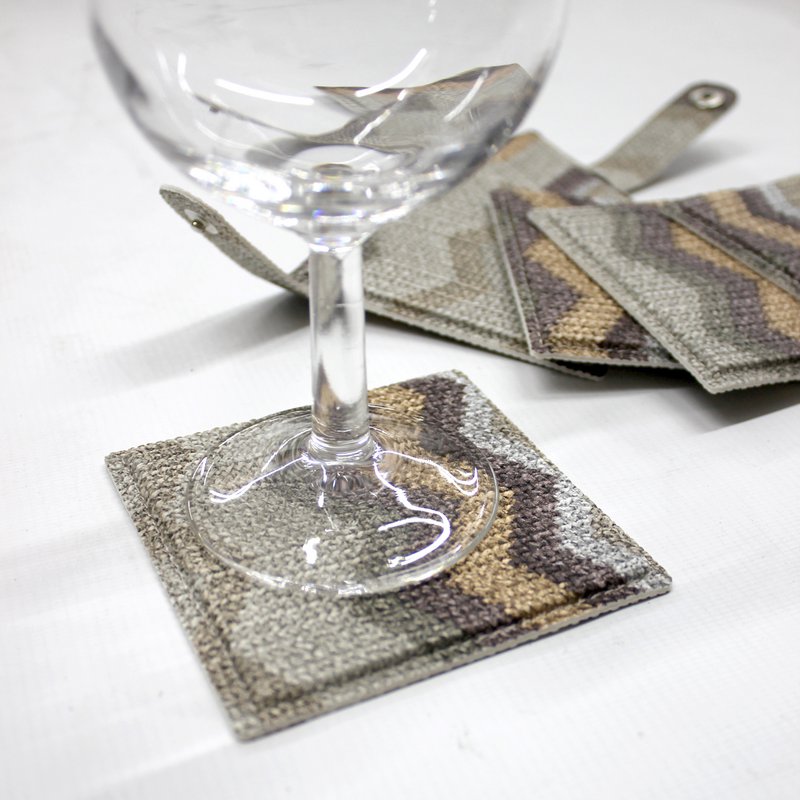 Juego de posavasos de cristal de 6 posavasos marrones con estampado en zigzag