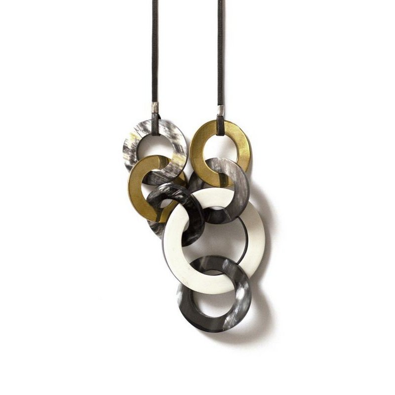 Collier déstructuré en corne avec laque et laiton
