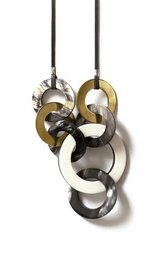 Collier déstructuré en corne avec laque et laiton