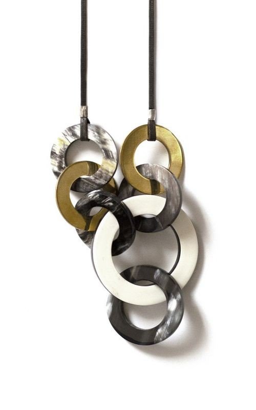 Collier déstructuré en corne avec laque et laiton