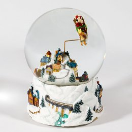 The Great Snow Globe "Juleaften, julemanden er næsten her!", Et lille damptog passerer gennem landsbyen og
