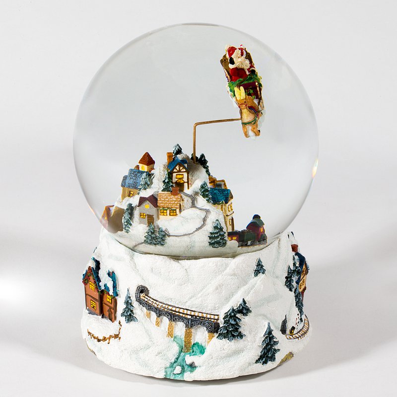 The Great Snow Globe "Juleaften, julemanden er næsten her!", Et lille damptog passerer gennem landsbyen og