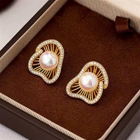 Funkelnde Perlenohrringe und -ringe im Lotus-Design