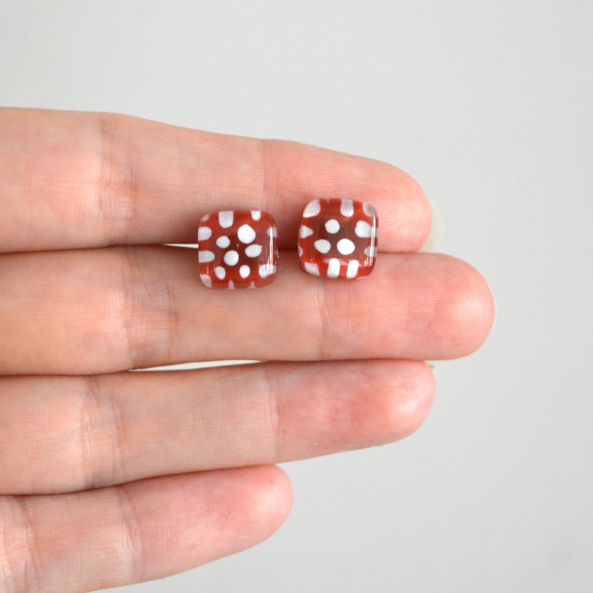 Kleine rode stippenoorknopjes met sterlingzilveren paaltjes