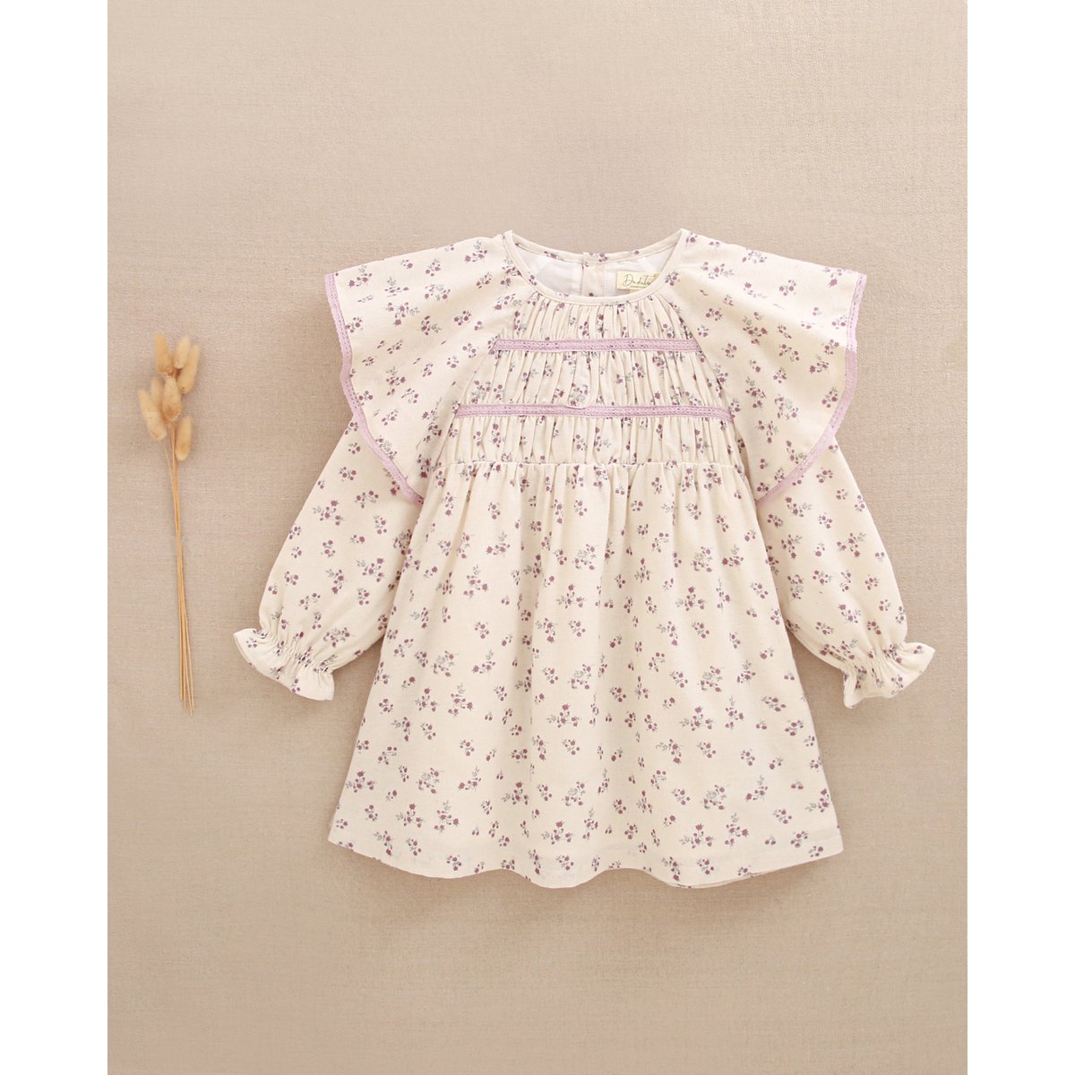Beige girl's dress with ruffles and pink lace P77-11604131