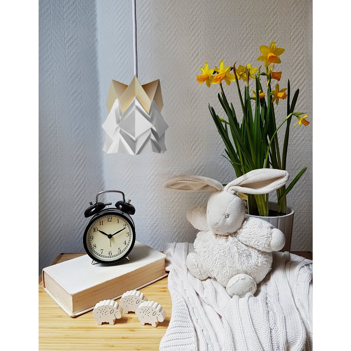 Holzwandleuchte und kleine zweifarbige Origami-Papierpendelleuchte